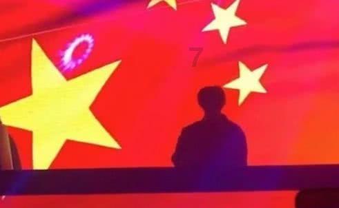 自从装了摄像头，老人的生活开始有了新的期待和失落，干活也要特地挪到摄像头前